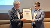 Lions-Vizepräsident Elmar Blasius überreicht Christophe Schoetter den Nauticus-Preis.