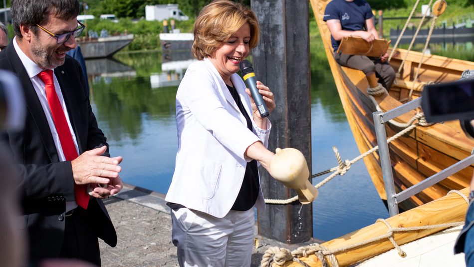 Der Bau eines römischen Seehandelsschiffes, hier Ministerpräsidentin Malu Dreyer bei der Taufe, ist eines der herausragenden Projekte im Rahmen der Wissenschaftsallianz.