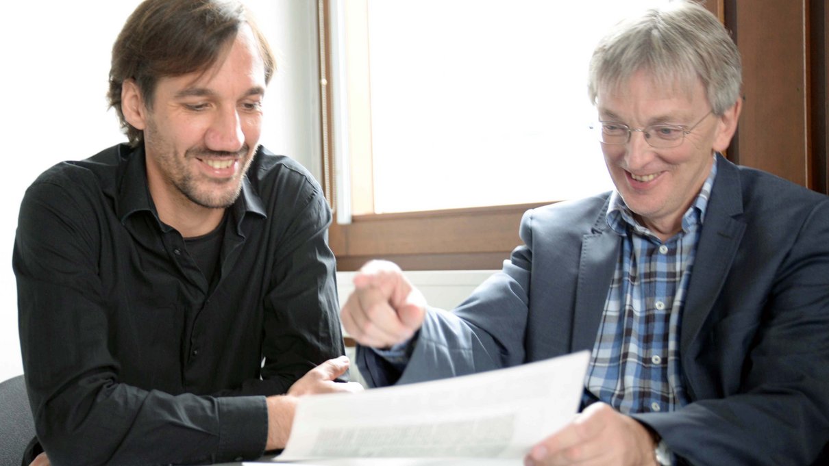 Prof. Dr. Martin Wengeler (rechts) hat seinen Sitz in der Jury der Aktion Unwort des Jahres an Dr. David Römer übergeben.