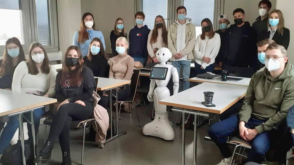 Roboter Pepper und Studierende. 