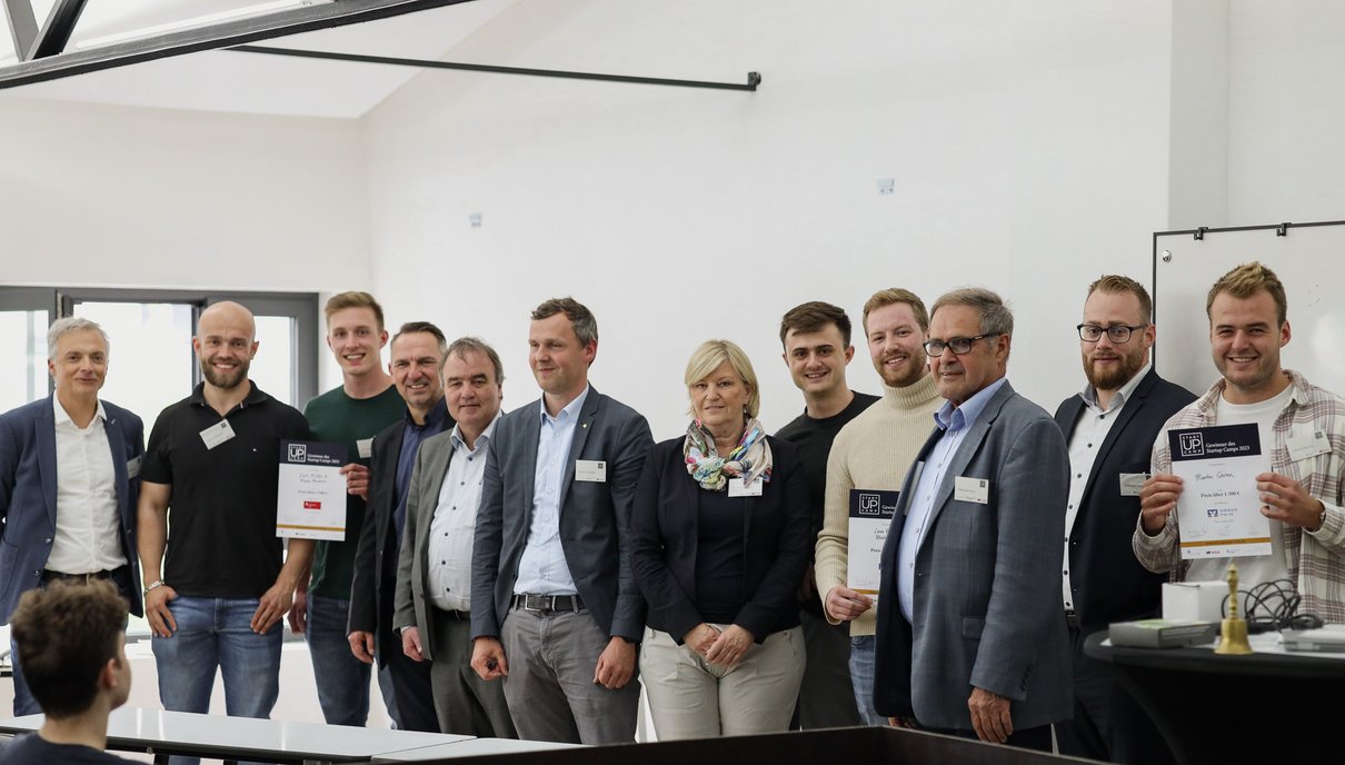 Gruppenbild mit Jury: Die Preisträger des Startup Camps freuen sich über ihren Erfolg. Foto: Bastian Franz