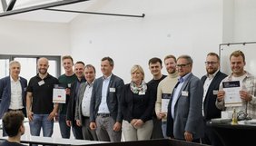 Gruppenbild mit Jury: Die Preisträger des Startup Camps freuen sich über ihren Erfolg. Foto: Bastian Franz