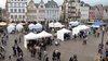 Trierer Hauptmarkt mit weißen Pavillons und Menschen