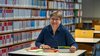 Foto: Dr. Claudia Seeling in der Bibliothek