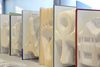 In der Bibliotheksvitrine reiht sich Kunstwerk an Kunstwerk. Bernd Reinhard hat so viele Ausstellungsstücke unterschiedlichster Art geschaffen, dass immer wieder neue dazukommen.