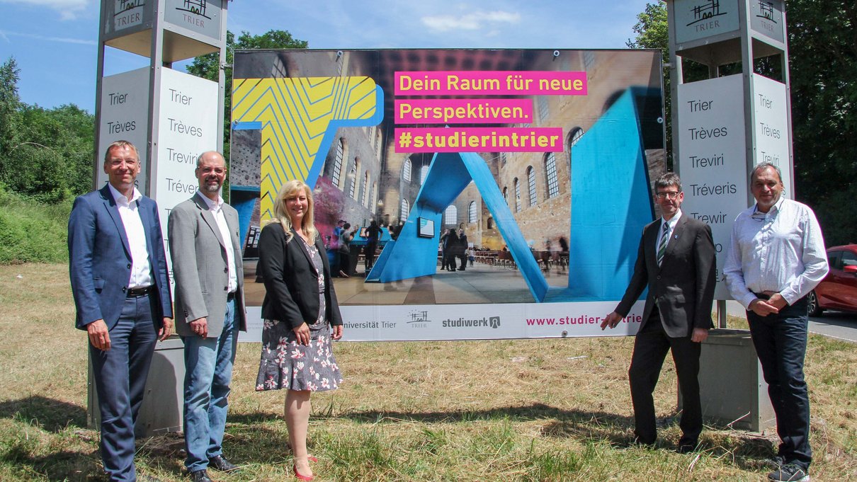 Norbert Käthler (Leiter der ttm), Prof. Dr. Marc Regier (Vizepräsident Hochschule Trier), Christiane Luxem (Leiterin der Wirtschaftsförderung der Stadt Trier), Prof. Dr. Michael Jäckel (Präsident der Universität Trier) und Thomas Vatheuer (Leiter der Unternehmenskommunikation Studiwerk Trier). 