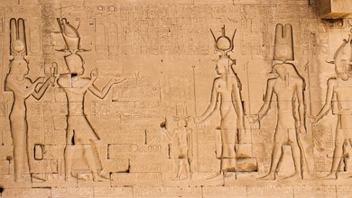 Darstellung von Kleopatra an der Rückseite des Hathor-Tempels in Dendera. Foto: Colourbox