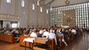 Publikum. Im gesamten Kirchenraum sorgten unzählige Fächer für etwas Abkühlung.