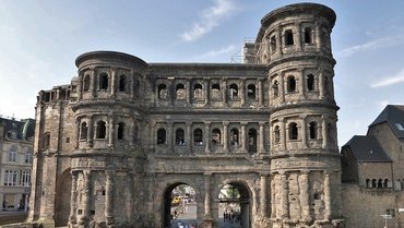 Die Porta Nigra ist frontal zu sehen.