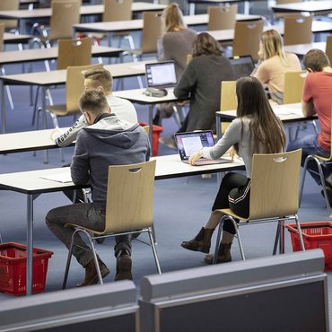 Studierende in der Bibliothek