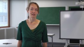 Seminarleiterin Dr. Carolin Raihala ist stolz auf das Ergebnis ihrer Studierenden aus dem Masterstudiengang Psychologie. Sie haben vier Informations- und Aufklärungsvideos gedreht, zu Fake News, Cybermobbing, Sharenting und langer Bildschirmzeit am Handy.