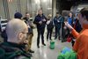Mitarbeiter und Studierende genießen die Weinprobe
