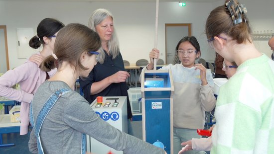 In der Lernwerkstatt Plast.Ed recyceln Kinder ab 10 Jahre nach Anleitung von Projektleiterin Prof. Dr. Julia Affolderbach selbstständig Plastikmüll und pressen es in neue Formen.