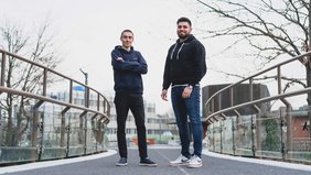 Die beiden Gründer Jan Weymeirsch (l.) und Pascal Langer (r.) auf dem Campus der Universität Trier, wo sie sich kennengelernt und ihr Startup gegründet haben.