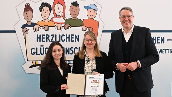Den beiden Trierer Lehramtsstudentinnen Annika Hoffmann und Leonie Ogait (nicht im Bild) sowie Kay-Alena Emmes wurde von Ministerpräsident Alexander Schweitzer (v.l.n.r.) ein Preis des Jugend-Engagement-Wettbewerbs 2024/2025 verliehen (Foto: Staatskanzlei RLP / Schäfer)