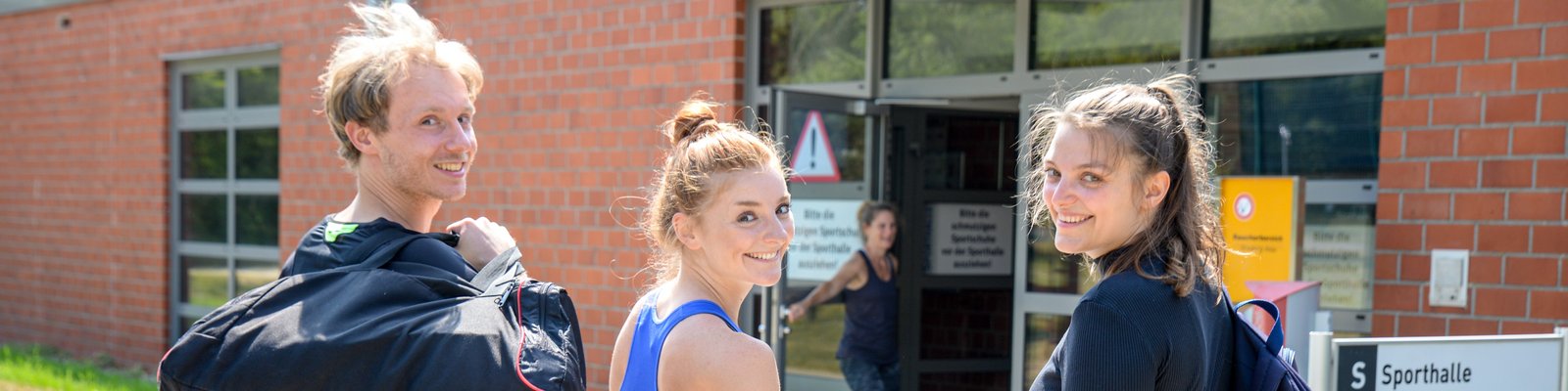 Sportler vor der Unisporthalle