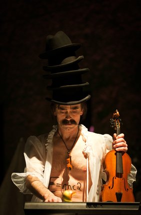 Klaus-Michael Nix als Einstein in DIE PHYSIKER; Foto: Marco Piecuch