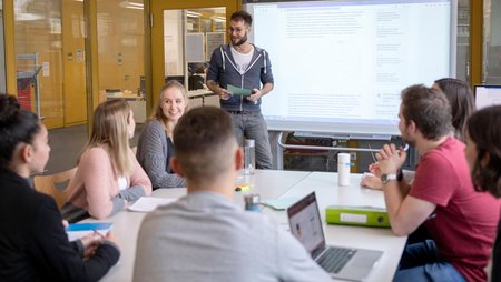 Studierende arbeiten in einem Seminar zusammen