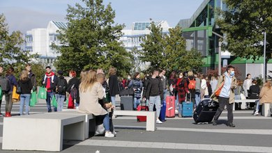Viele Studierende mit Koffern auf dem Forum der Universität Trier