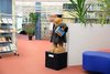 Es gibt kein Bastelprojekt vor dem Bernd Reihnard Halt machen würde. Den Bibbär geschnitzt und die Büchermöbel in der Leseecke hat er auch schon gebaut.