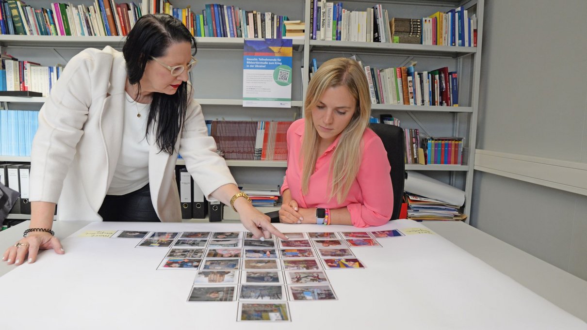 Marion G. Müller und Katharina Christ mit Q-Sort Bildern