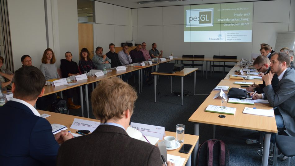 Beim Auftakttreffen des Projekts „pe:GL“ berieten Lehrkräfte, Wissenschaftler und Bildungsverantwortliche des Landes Rheinland-Pfalz, wie die Unterrichtsentwicklung des Schulfachs Gesellschaftslehre gefördert werden kann.