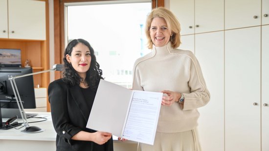Diversity-Referentin Dr. Lina Azazil und Präsidentin Prof. Dr. Eva Martha Eckkrammer mit der Urkunde.