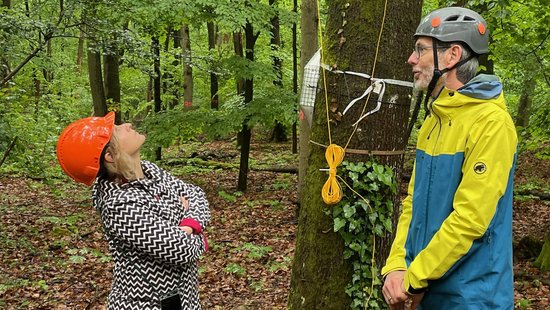 Dr. Matthias Arend (Pflanzenökologe an der Universität Trier) berichtet Klimaschutzministerin Eder vom Forschungsprojekt im Lennebergwald. Foto: Magdalena Fröhlich / MKUEM