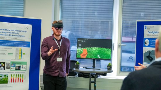Mann mit VR-Brille vor Computer