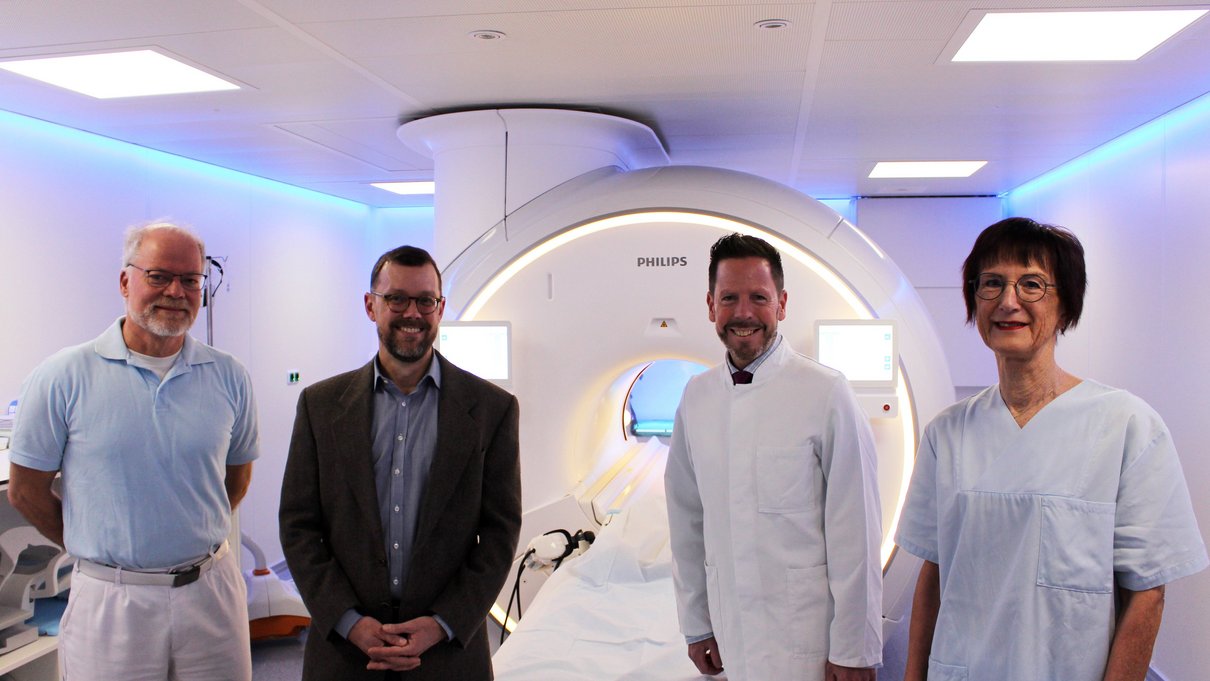 Das Institute for Cognitive and Affective Neuroscience nutzt ein MRT-Gerät im Krankenhaus der Barmherzigen Brüder Trier für seine Forschung zur funktionellen Bildgebung von Hirnaktivitäten. Durch den Forschungsfonds kann dafür nun eine zusätzliche Kopfspule angeschafft werden. Foto: Brüderkrankenhaus Trier