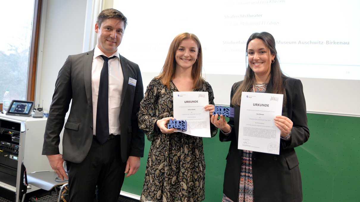 Vizepräsident Matthias Busch gratulierte Joline Schmit und Lisa Klassen zum Lehrpreis der Universität Trier (v. l.).