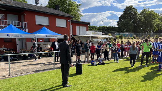  Prof. Dr. Michael Jäckel überreichte den Wanderpokal in seiner Rolle als Gastgeber und amtierender UniGR-Präsident und zog eine rundum positive Bilanz des sportlichen Wettkampfs in Trier.begrüßte die angereisten Teams der Partnerhochschulen der Universität der Großregion (UniGR) zum sportlichen Wettkampf in Trier.