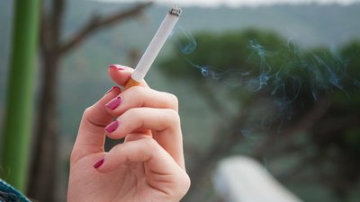 Symbolfoto mit Frauenhand und Zigarette. Foto: Colourbox.de