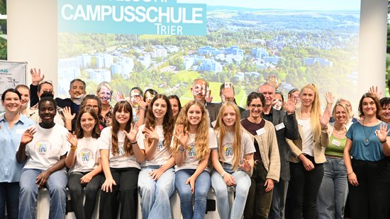 Gruppenfoto mit Montessori-Schüler*innen