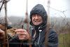 Rebschnitt bei Regen