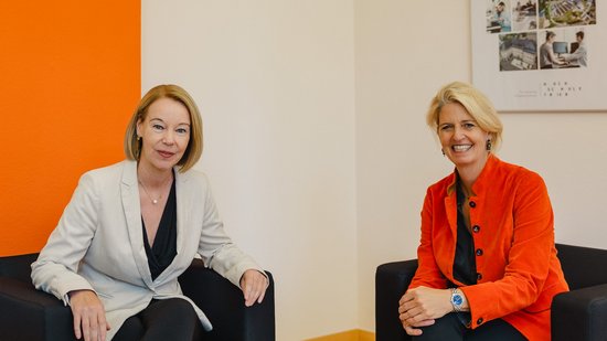 In einem Gespräch tauschten sich die Präsidentinnen der Hochschule Trier, Prof. Dr. Dorit Schumann, und der Universität Trier, Prof. Dr. Eva Martha Eckkrammer (von links) über die künftige Zusammenarbeit aus. Foto: Hochschule Trier