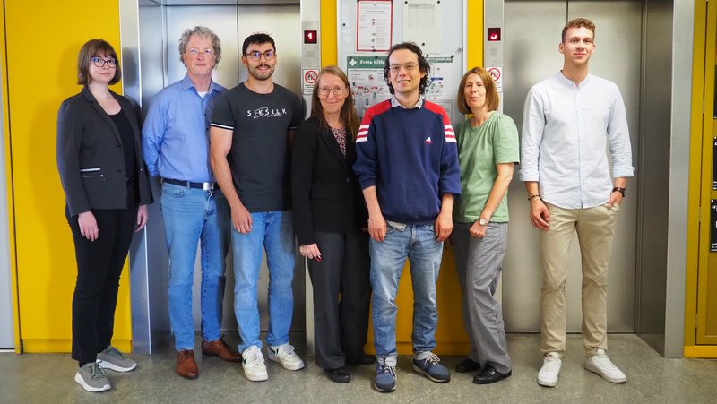 Team vor dem Fahrstuhl
