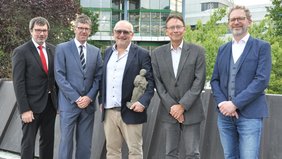 Ausonius-Preisträger Prof. Dr. Robert Rollinger mit Universitätspräsident, Dekanen und Laudator.