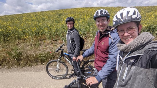 Das Uni-Team hat bei der Aktion Stadtradeln so kräftig wie nie in die Pedale getreten, wie Charlotte Cost, Bernd Perscheid und Dennis Kreber hier im Avelertal auf dem Weg zum Ruwer-Hochwal-Radweg - eine starke Teamleistung. Foto Charlotte Cost.
