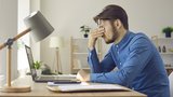 Mann sitzt angespannt vor dem Laptop