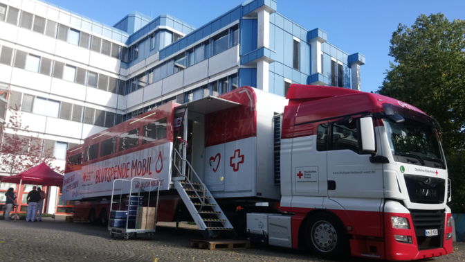 Blutspendemobil vor Gebäude A