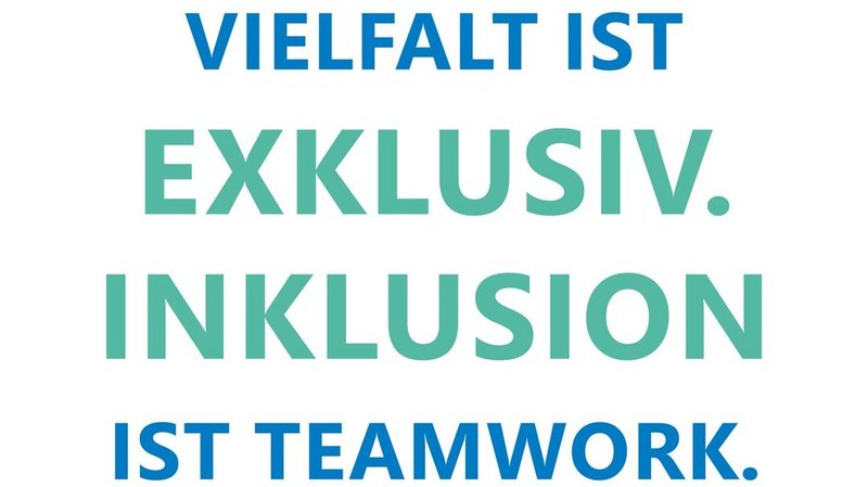 Blaue und grüne Schrift auf weißem Grund: Vielfalt ist exklusiv, Inklusion ist Teamwork