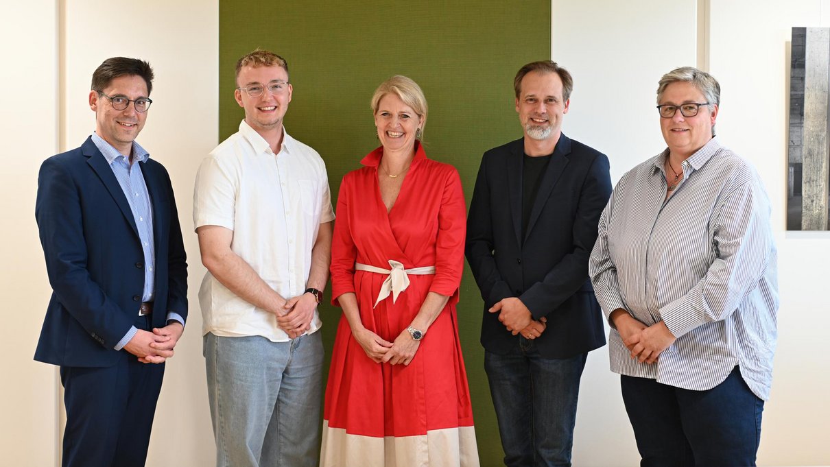 v.l.n.r.: Vizepräsident Matthias Busch, der neu gewählte studentische Vizepräsident Mick Deml, Präsidentin Eva-Martha Eckkrammer, Vizepräsident Benjamin Weyers und Kanzlerin Ulrike Graßnick. 
