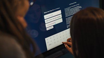 An der interaktiven Station auf der MS Wissenschaft können Besucherinnen und Besucher Wörter eingeben, mit denen sie Freiheit verbinden. Foto: Ilja C. Hendel / Wissenschaft im Dialog 