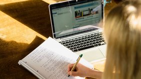 Studierende am Laptop