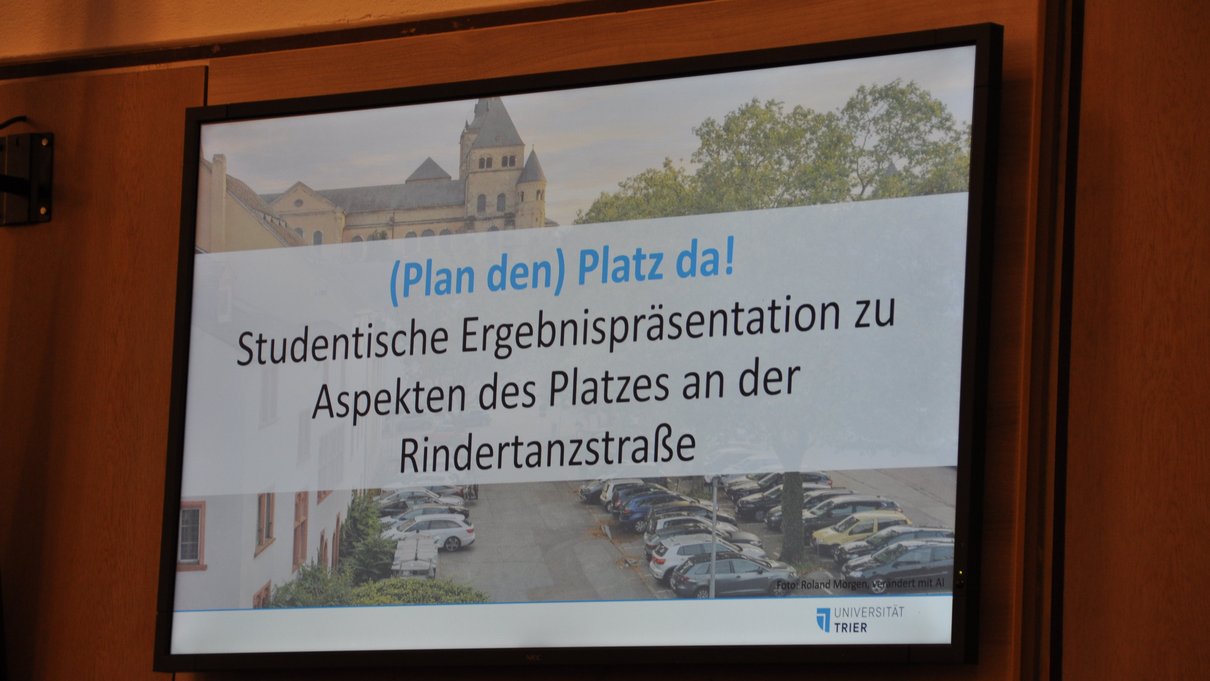 Monitor bei Ergebnispräsentation zum Rindertanzplatz-Projekt
