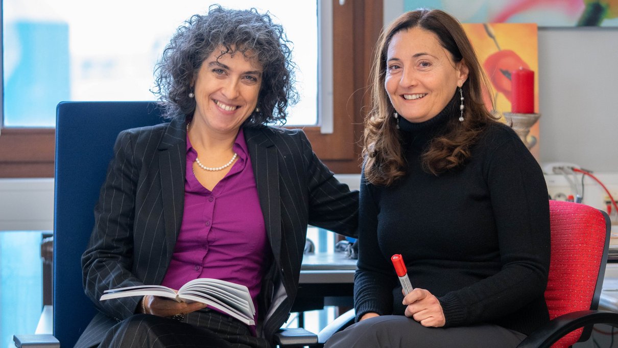 Dottoressa Stefania Maria Ambrosini (rechts) unterstützt als Stiftungslektorin die Italianistik der Universität Trier und wird dabei von Dr. Mara Onasch betreut.