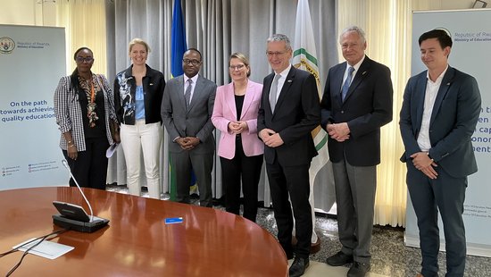 Universitätspräsidentin Prof. Dr. Eva Martha Eckkrammer (Zweite von links) beim Besuch von Bildungsministerin Dr. Stefanie Hubig (Mitte) und Landtagspräsident Hendrik Hering (Dritter von rechts) beim ruandischen Bildungsminister Gaspard Twagirayezu (Dritter von links). 