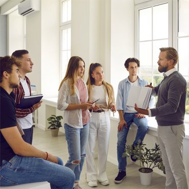 Lehrender mit Studierenden im Gespräch | COLOURBOX 60740268