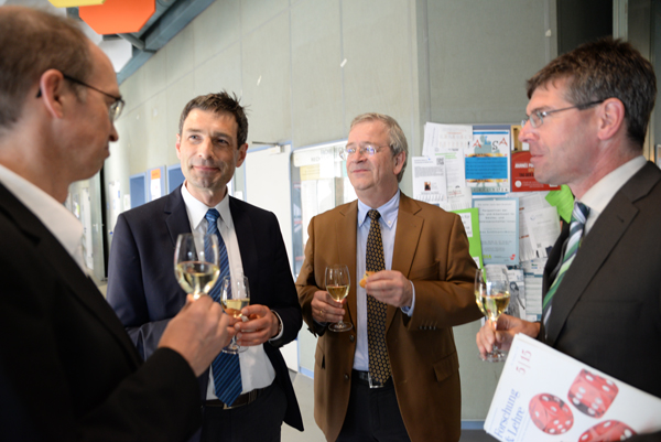 Professoren im Gespräch beim Empfang